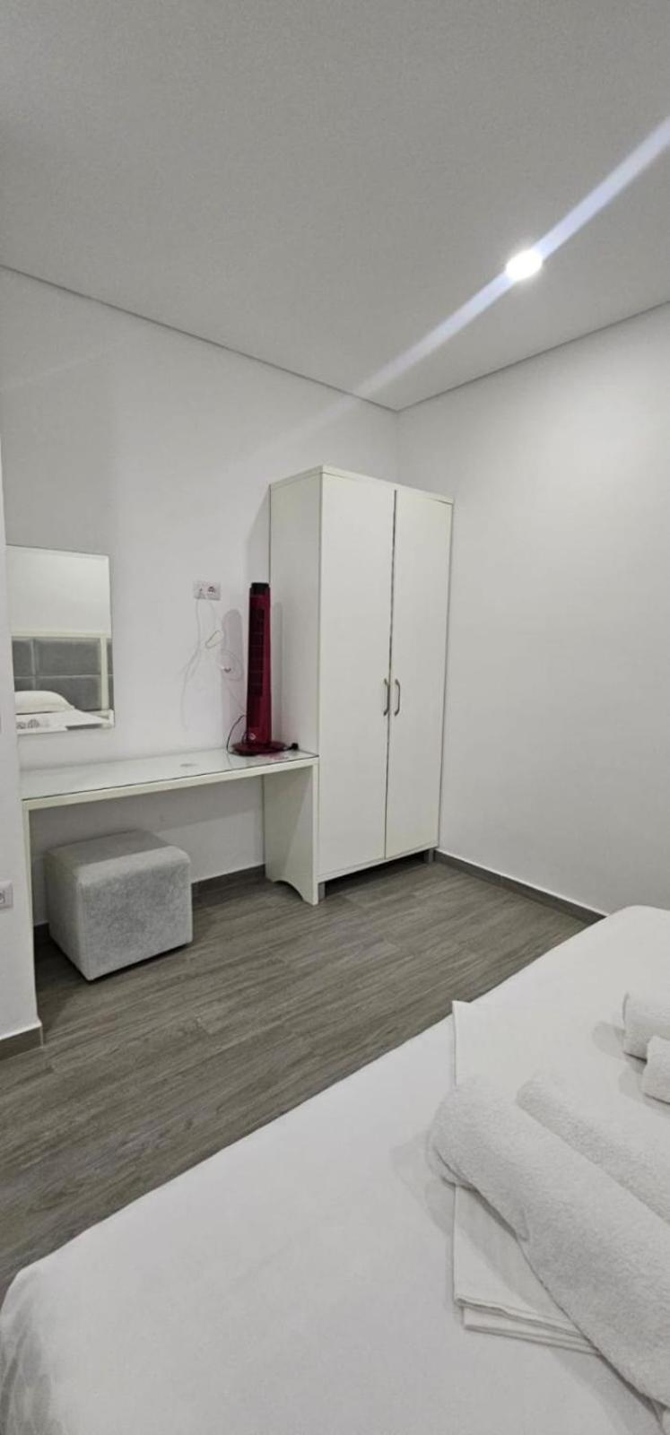 Hotel Edina Apartments By Hp Sarandë Exteriör bild
